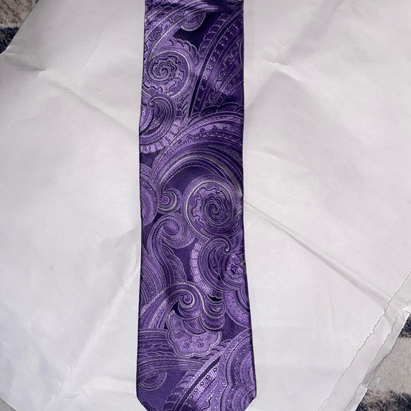 Donald Trump Sophisticated Purple Paisley Men's Tie - Picture 1 of 5